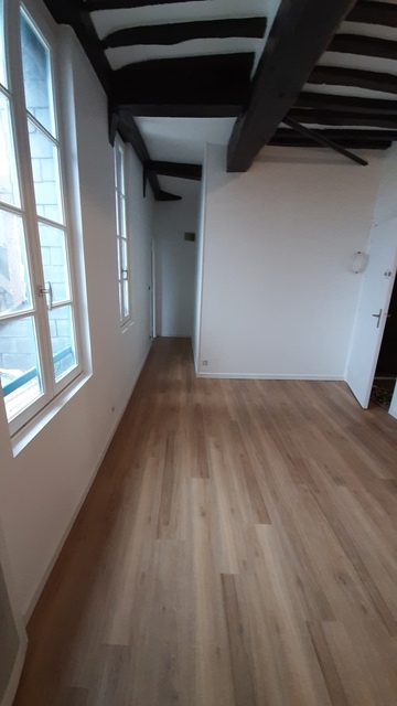 Rénovation d’un appartement à Rennes : révision des supports, mise en peinture et pose de sol LVT