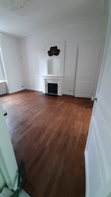 Ratissage et mise en peinture des murs, plafonds et boiseries pour la rénovation de cette maison
