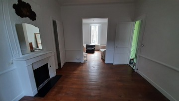 Ratissage et mise en peinture des murs, plafonds et boiseries pour la rénovation de cette maison