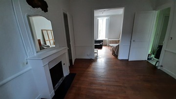 Ratissage et mise en peinture des murs, plafonds et boiseries pour la rénovation de cette maison