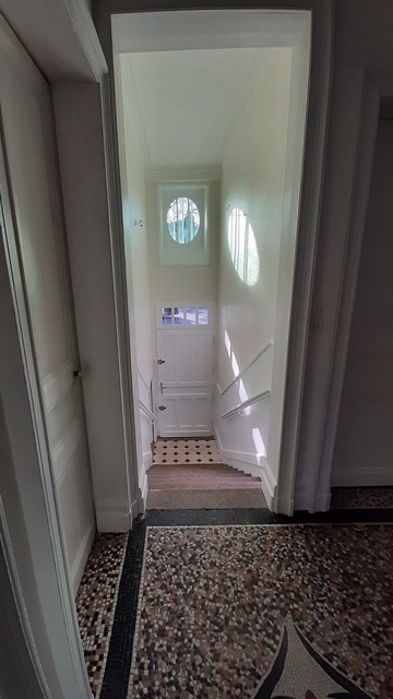 Ratissage et mise en peinture des murs, plafonds et boiseries pour la rénovation de cette maison