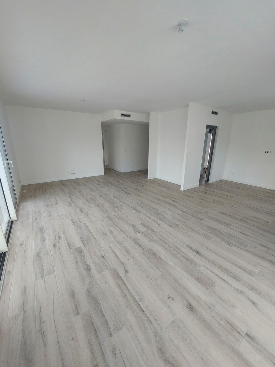 Mise en peinture au pistolet d&rsquo;une maison neuve à Pouillé-les-Coteaux