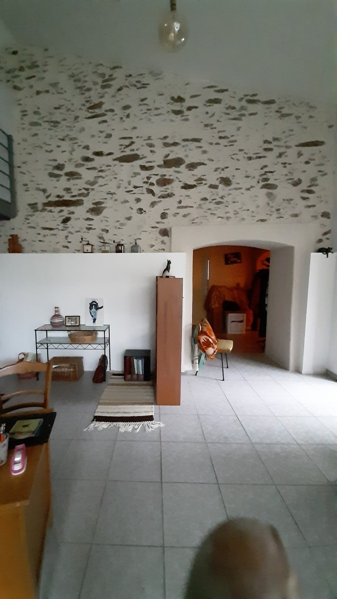 Mise en peinture sur murs en pierre à Liré