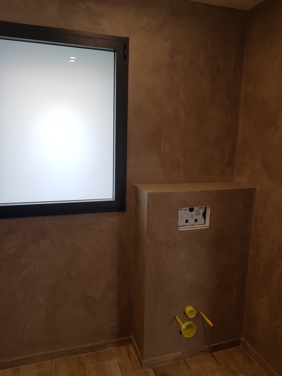 Réalisation mur en béton ciré – Noir et couleur – Nantes