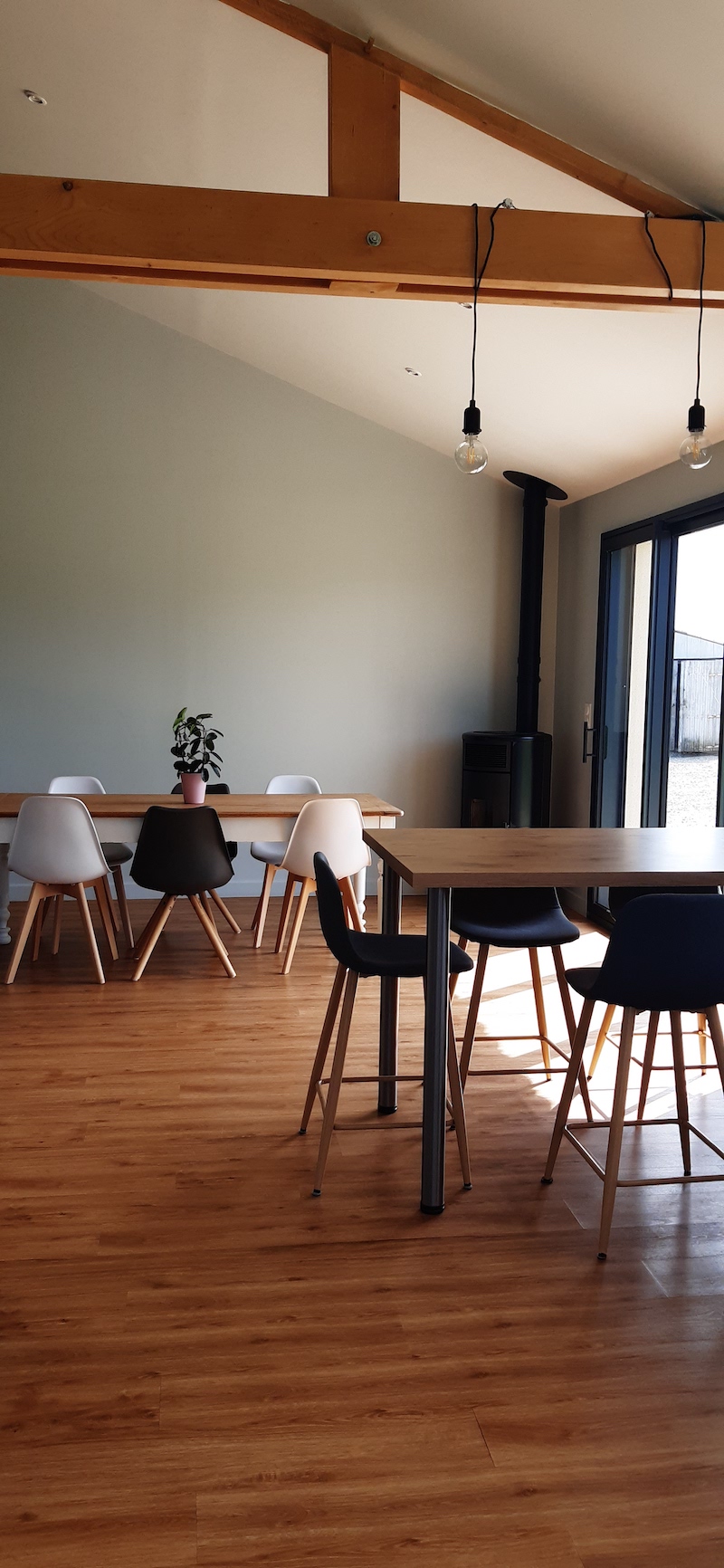 Travaux de peinture salon Noir et Couleur – Nantes-